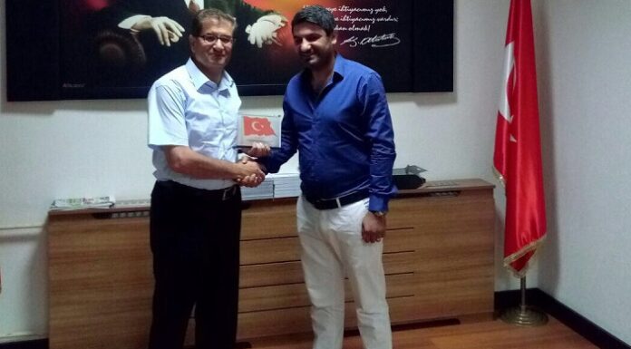 Oktay Öndeş, Teşekkür Plaketini Aldı