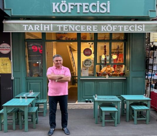 Tayfun Küçüktüzüner ile Tarihi Tencere Köftecisi Pendik’te!. Franchise işletmecisi Tayfun Küçüktüzüner, açılışla ilgili yaptığı açıklamada şu ifadelere yer verdi: “Pendik’te bu markayı temsil etmekten büyük gurur duyuyorum. Tarihi Tencere Köftecisi, sadece bir köfte markası değil; aynı zamanda Türk mutfağının köklü değerlerini koruyarak geleceğe taşıyan bir lezzet hareketi. Kaliteli ürün, güler yüzlü hizmet ve hijyenik ortam ilkelerimizle Pendik halkına unutulmaz bir deneyim sunmayı amaçlıyoruz.” Dedi Haber Görseli.