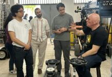 Görüntü dünyasının tecrübeli isimlerinden Ege Deniz Ellidokuzoğlu, teknolojik kamera aksesuarlarının mutfağında geleceğin sinemacılarıyla bir araya geldi. Cinetechno Grip ev sahipliğinde düzenlenen eğitimde Ellidokuzoğlu; hem kendi kurduğu 59academy hem de TÜRSAV Vakfı bünyesindeki öğrencilerine, set ortamında fark yaratan yeni nesil grip ekipmanlarını ve teknolojik aksesuarları uygulamalı olarak tanıttı.