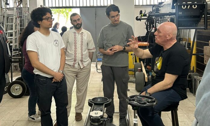 Görüntü dünyasının tecrübeli isimlerinden Ege Deniz Ellidokuzoğlu, teknolojik kamera aksesuarlarının mutfağında geleceğin sinemacılarıyla bir araya geldi. Cinetechno Grip ev sahipliğinde düzenlenen eğitimde Ellidokuzoğlu; hem kendi kurduğu 59academy hem de TÜRSAV Vakfı bünyesindeki öğrencilerine, set ortamında fark yaratan yeni nesil grip ekipmanlarını ve teknolojik aksesuarları uygulamalı olarak tanıttı.
