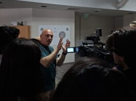 Medya ve sinema alanında eğitim gören öğrencilerin sektörü yakından tanıması amacıyla düzenlenen teknik gezi kapsamında, 59Academy ve TÜRSAV öğrencileri MA Kamera’yı ziyaret etti. Organizasyona öncülük eden Ege Deniz Timur Ellidokuzoğlu, öğrencilerin sektör profesyonelleriyle bir araya gelmesini sağlayarak önemli bir eğitim etkinliğine imza attı. Konulu bir haber görseli.