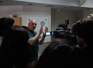 59Academy ve TÜRSAV Öğrencileri MA Kamera’da Uygulamalı Eğitim Aldı Medya ve sinema alanında eğitim gören öğrencilerin sektörü yakından tanıması amacıyla düzenlenen teknik gezi kapsamında, 59Academy ve TÜRSAV öğrencileri MA Kamera’yı ziyaret etti. Organizasyona öncülük eden Ege Deniz Timur Ellidokuzoğlu, öğrencilerin sektör profesyonelleriyle bir araya gelmesini sağlayarak önemli bir eğitim etkinliğine imza attı. Konulu bir haber görseli.