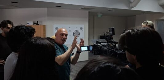 59Academy ve TÜRSAV Öğrencileri MA Kamera’da Uygulamalı Eğitim Aldı Medya ve sinema alanında eğitim gören öğrencilerin sektörü yakından tanıması amacıyla düzenlenen teknik gezi kapsamında, 59Academy ve TÜRSAV öğrencileri MA Kamera’yı ziyaret etti. Organizasyona öncülük eden Ege Deniz Timur Ellidokuzoğlu, öğrencilerin sektör profesyonelleriyle bir araya gelmesini sağlayarak önemli bir eğitim etkinliğine imza attı. Konulu bir haber görseli.