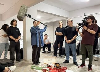 TÜRSAV Vakfı ve 59Academy Öğrencileri Keskin Ses’te Ses Teknolojilerini Yakından Tanıdı TÜRSAV Vakfı ve 59Academy iş birliğiyle düzenlenen teknik gezi kapsamında öğrenciler, ses teknolojileri ve seslendirme alanında faaliyet gösteren Keskin Ses’i ziyaret etti. Medya ve iletişim sektörüne ilgi duyan gençleri sektör profesyonelleriyle buluşturan etkinlik, katılımcılara teorik bilgilerini uygulamalı örneklerle pekiştirme fırsatı sundu. Geziye öncülük eden Ege Deniz Ellidokuzoğlu, öğrencilerin sektörün farklı alanlarını yerinde gözlemleyebilmesi amacıyla gerçekleştirilen organizasyonun önemine dikkat çekti. Konulu bir haber görseli. Konulu bir haber görseli.