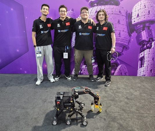 İstinye Üniversitesi Quantum Robotics Takımı, TEKNOFEST Robolig’den Ödülle Döndü Türkiye’nin teknoloji ve inovasyon hamlesinde en önemli duraklardan biri olan TEKNOFEST, genç yeteneklerin başarılarına ev sahipliği yapmaya devam ediyor. Şanlıurfa’da düzenlenen TEKNOFEST organizasyonu kapsamında gerçekleşen TEKNOFEST Robolig Yarışması, bu yıl da Türkiye’nin dört bir yanından gelen iddalı mühendislik ve robotik ekiplerinin mücadelesine sahne oldu. Konulu bir haber görseli.